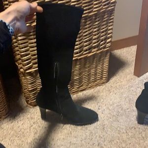 Wore 1-2X.   Selling because in them,  I’m taller than my husband (too awkward)